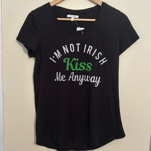 St. Patrick’s day - Kiss Me Black T-shirt Women Medium - Picture 1 of 3